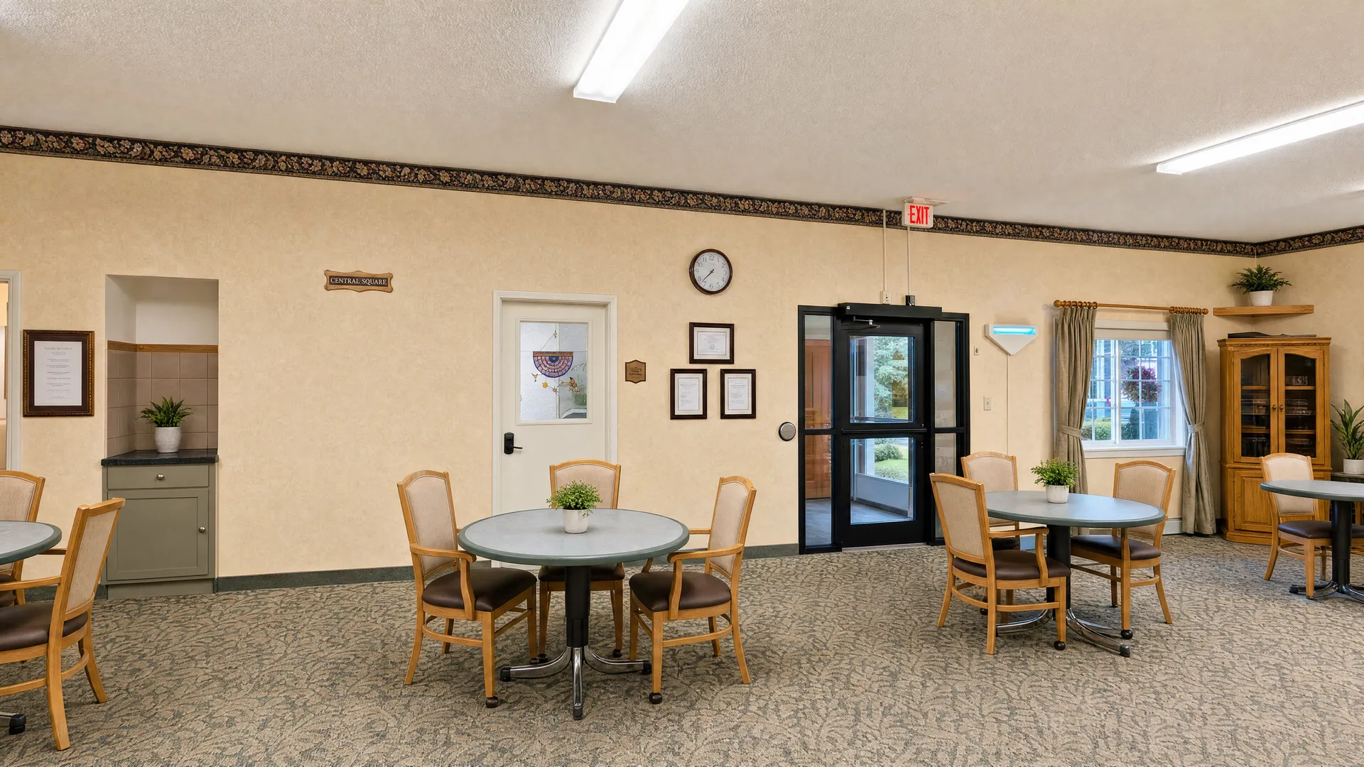 Dining room with round tables and chairs at Rehabilitation Center of Independence